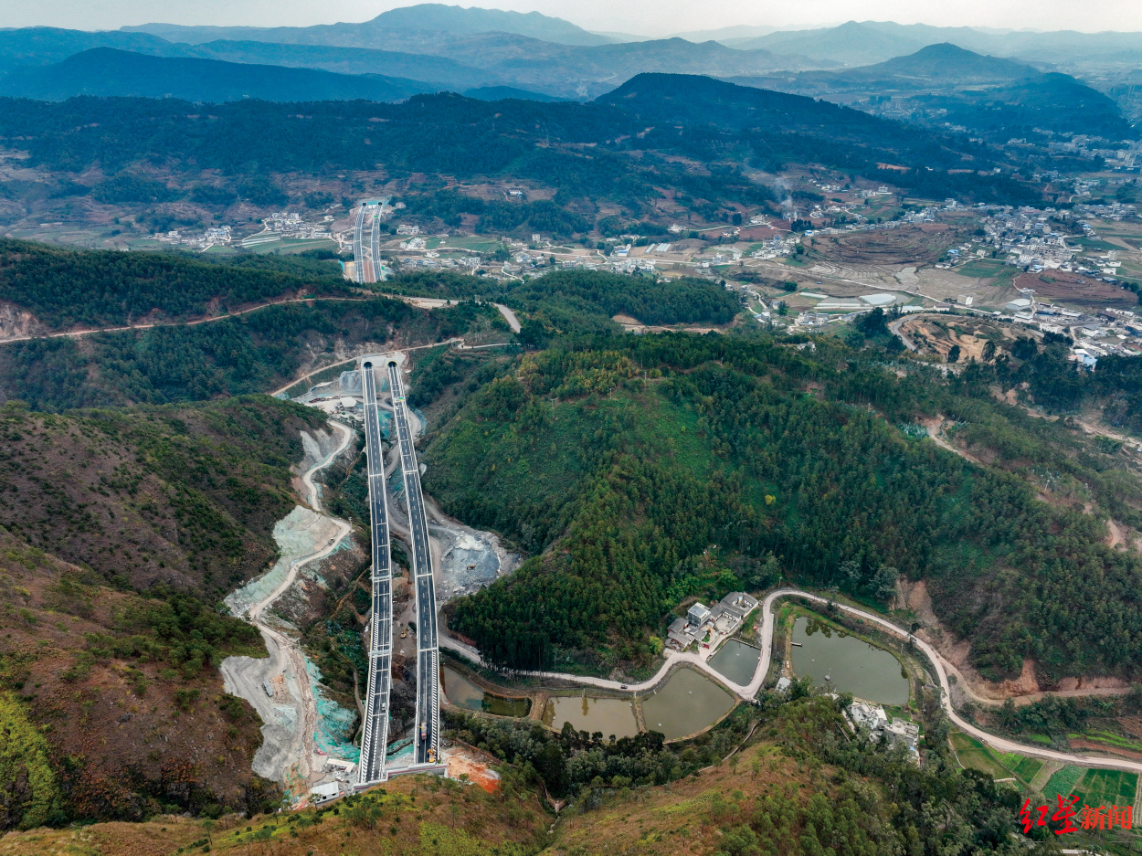 ↑德会高速全线桥隧比约60% 刘平摄