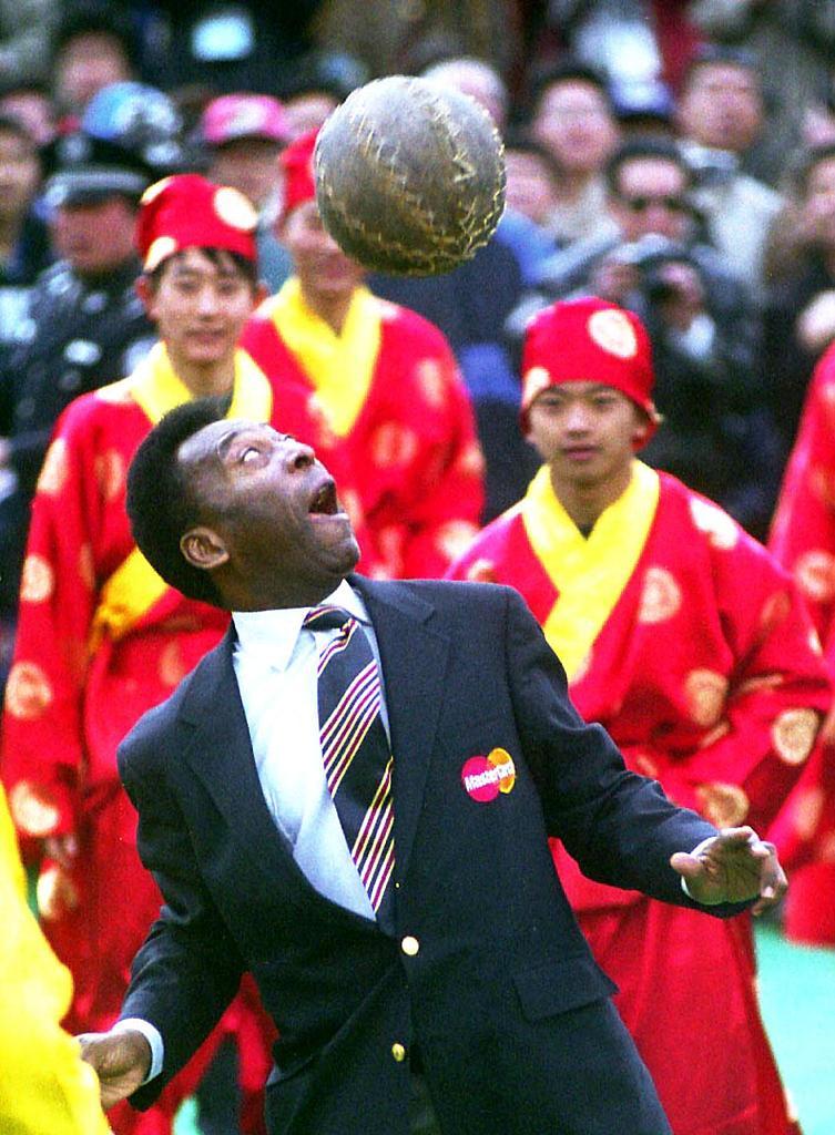 2002年3月16日，“球王”貝利在游覽長城時體驗蹴鞠。  資料圖/視覺中國