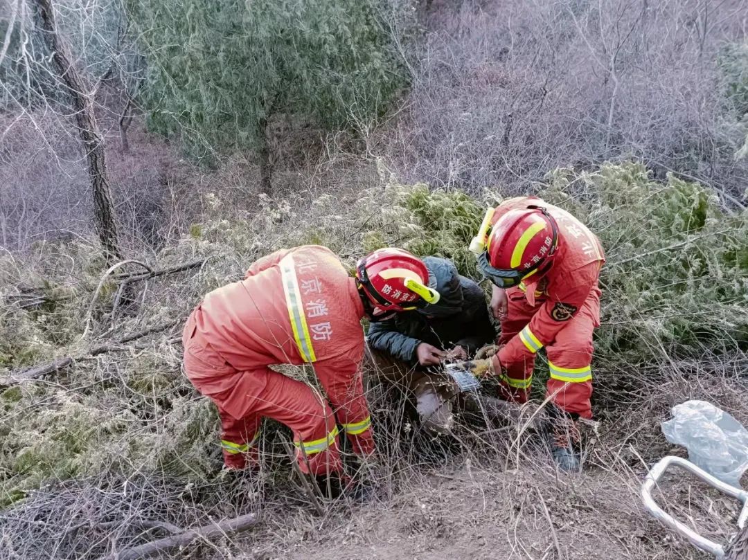 北京一男子酒后失踪一夜,被消防员找到时浑身发抖…1 北京一男子酒后失踪一夜,被消防员找到时浑身发抖…