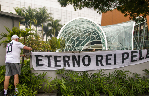 有巴西球迷在醫院外懸掛橫幅，上面寫著“永遠的國王貝利”。