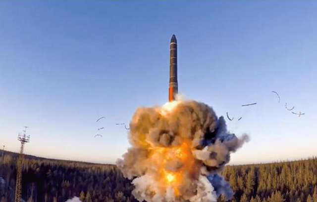 俄罗斯在战略核演习中发射的“亚尔斯”陆基洲际导弹。
