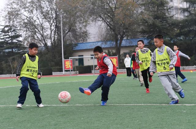 小学11人足球有越位吗,11人制足球比赛越位
