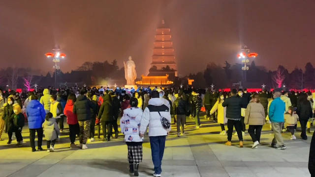西安大唐不夜城跨年夜人山人海,游客:看大家重回到烟火生活中,感觉很幸福_新浪新闻
