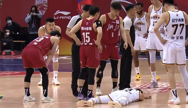 63次犯规!辽篮复仇浙江,裁判尺度引热议,新年大战太惨烈3 63次犯规!辽篮复仇浙江,裁判尺度引热议,新年大战太惨烈