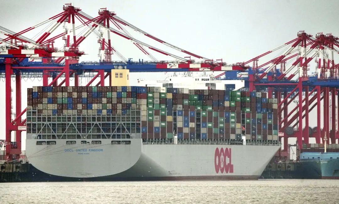 当地时间2022年11月15日，德国威廉港，“东方海外英国”集装箱船停泊在集装箱码头。图/视觉中国