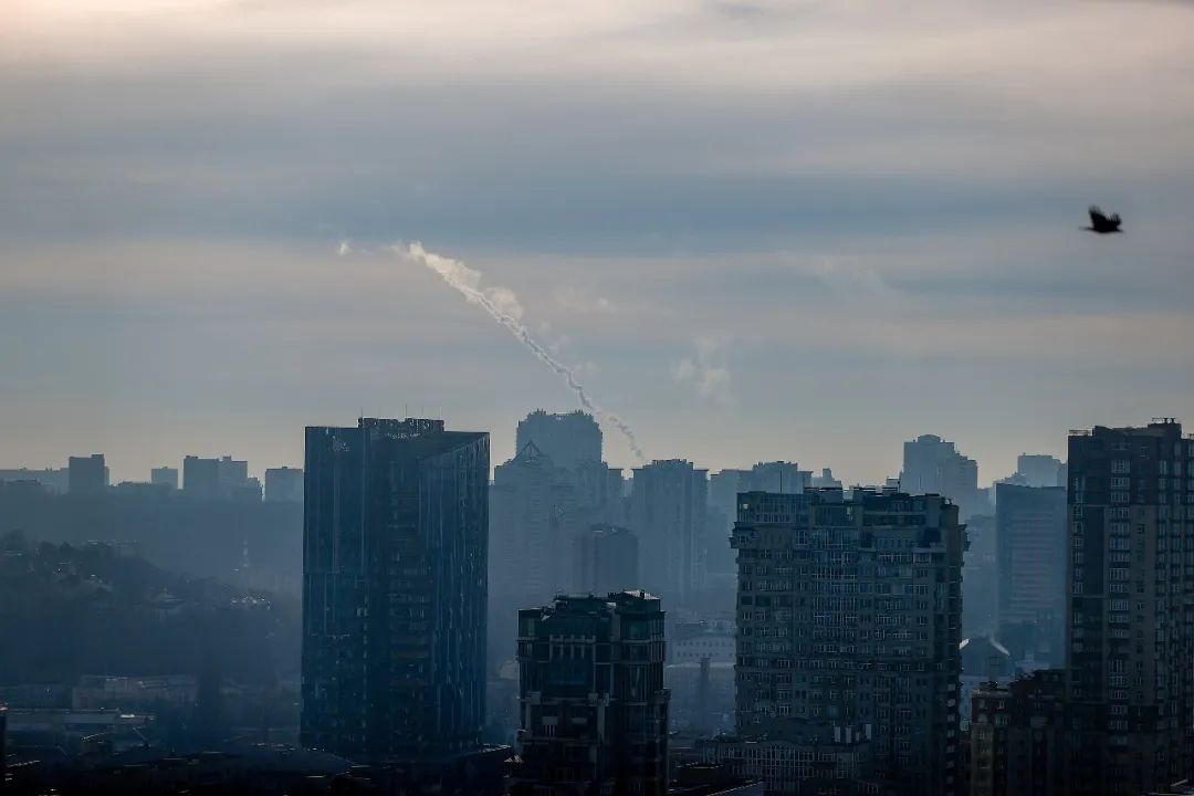 当地时间2022年12月31日，乌克兰基辅，乌克兰全境已拉响防空警报。图/视觉中国