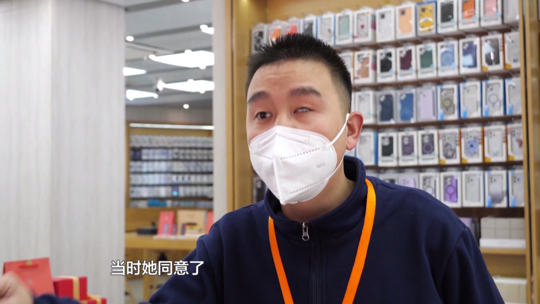 奔走相告(修手机被骗可以投诉吗)修手机骗局揭秘视频,修手机发现店家没有官方授权,贵阳女子质疑被骗,店家:手机过保了, 奔走相告(修手机被骗可以投诉吗)修手机骗局揭秘视频,修手机发现店家没有官方授权,贵阳女子质疑被骗,店家:手机过保了,