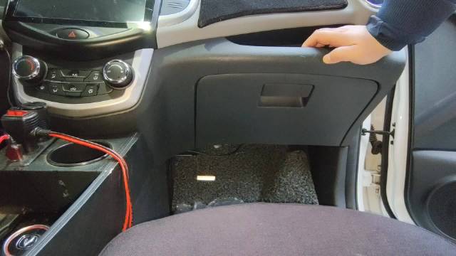 一分钟教会你给长安奔奔E-Star更换空调滤芯……