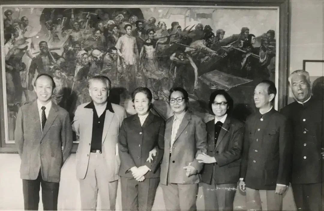 在《刘少奇与安源矿工》油画前合影,左起:李仁才、侯一民、王光美、邓澍、秦贺华、万岗、丁井文