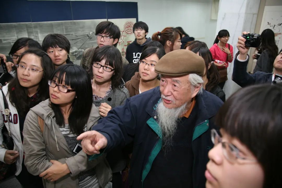 2011年秋,侯一民先生在工作室与秋季党校培训班学员交流