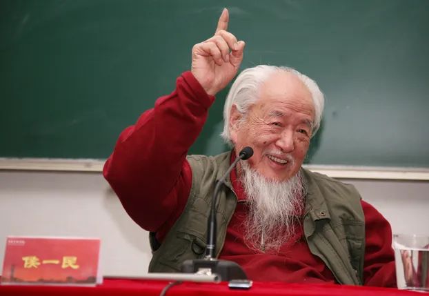 2011年秋,侯一民先生为中央美术学院秋季党校培训班学员讲党课