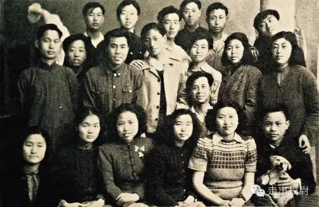 1946年,北平国立艺专同学合影,后排左起第三人为侯一民