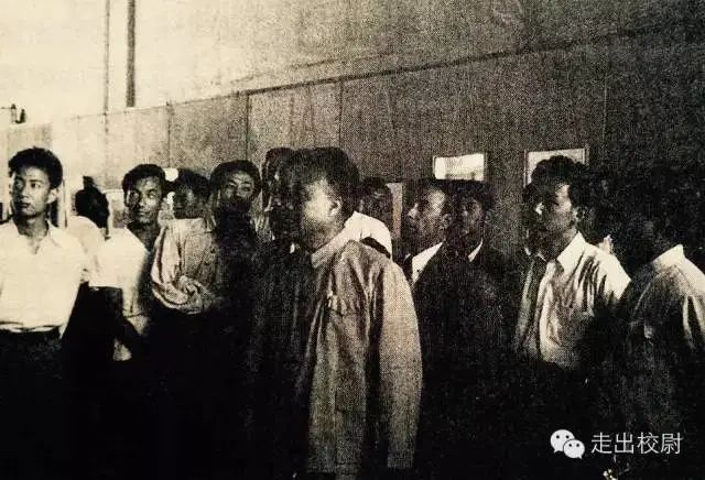 1957年,朱德参观马克西莫夫油画训练班学员作品展,左一为侯一民