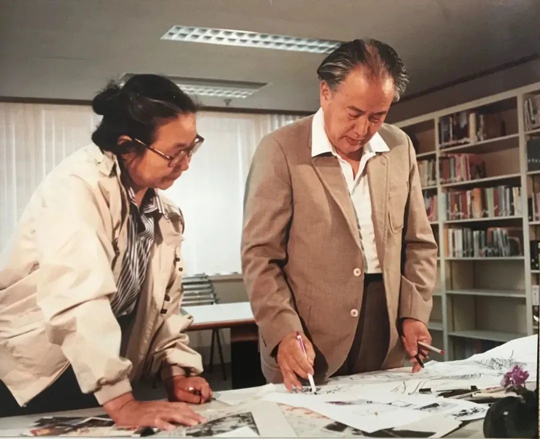 1986年,邓澍、侯一民在香港港中旅大厦研究施工方案