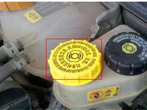 刹车油为啥会吸水？怎样自己检查刹车油？