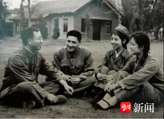 上世纪70年代，胡福明（左一）与学生在南京大学校园
