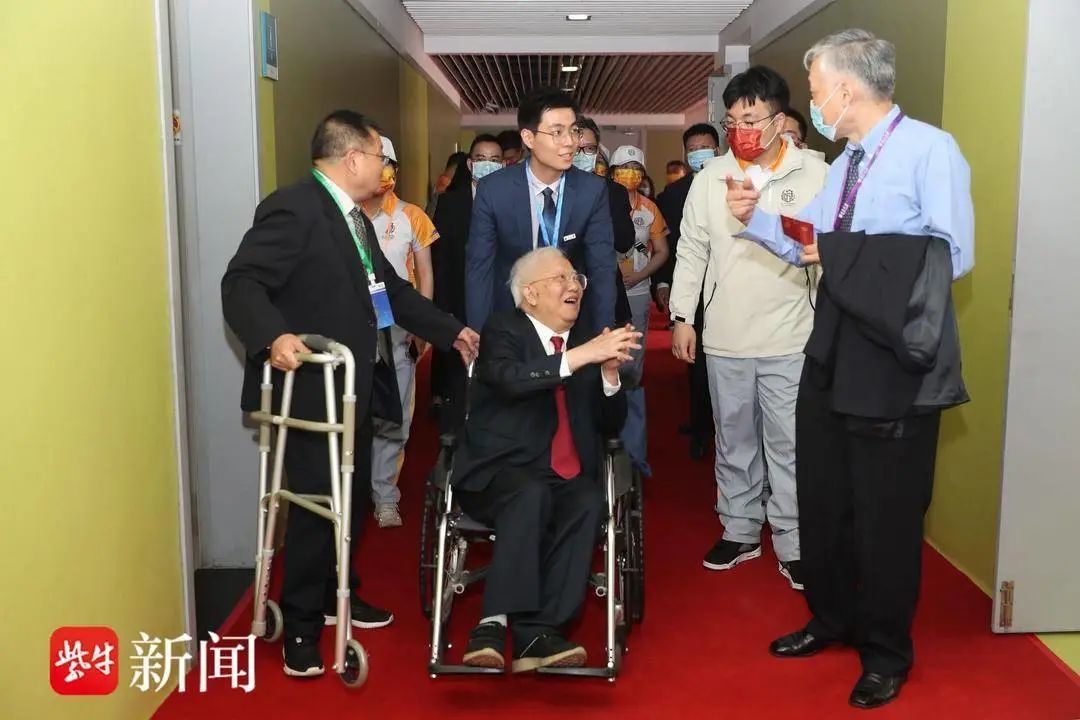 南京大学120周年校庆大会现场，胡福明教授与南大师生亲切交流。佘治骏  摄