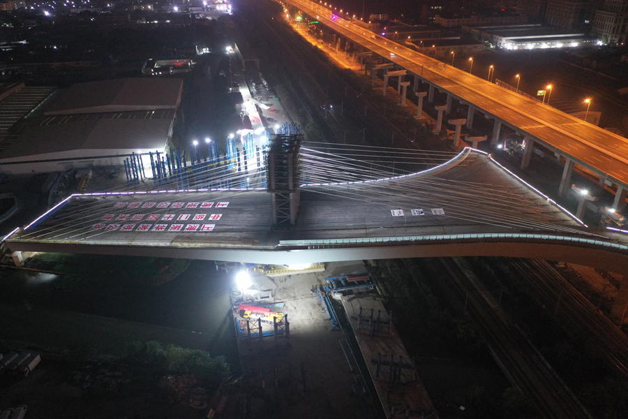 漕宝路快速路新建工程实现国内首座超宽三维不对称转体桥成功转体