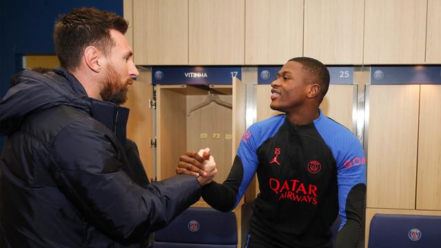 致敬冠军!梅西回归,巴黎列队鼓掌+送奖杯,球王笑开花休闲区蓝鸢梦想 - Www.slyday.coM 致敬冠军!梅西回归,巴黎列队鼓掌+送奖杯,球王笑开花休闲区蓝鸢梦想 - Www.slyday.coM