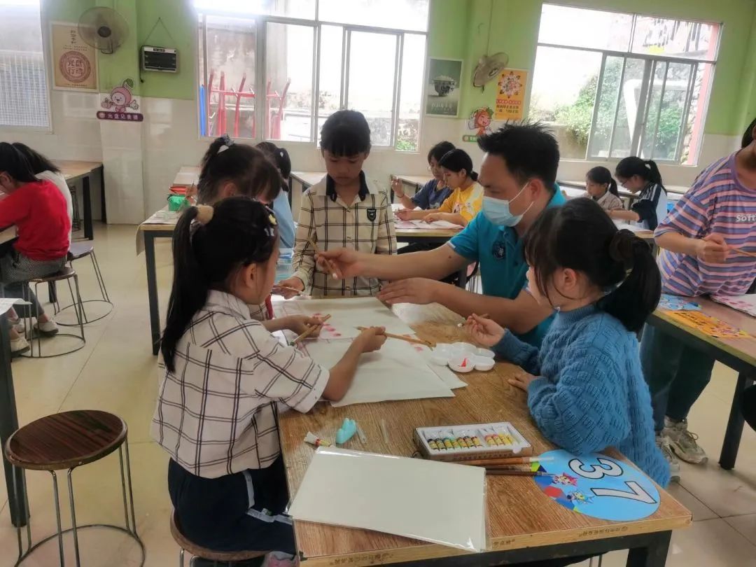 巧手画蓝图 共绘七彩梦