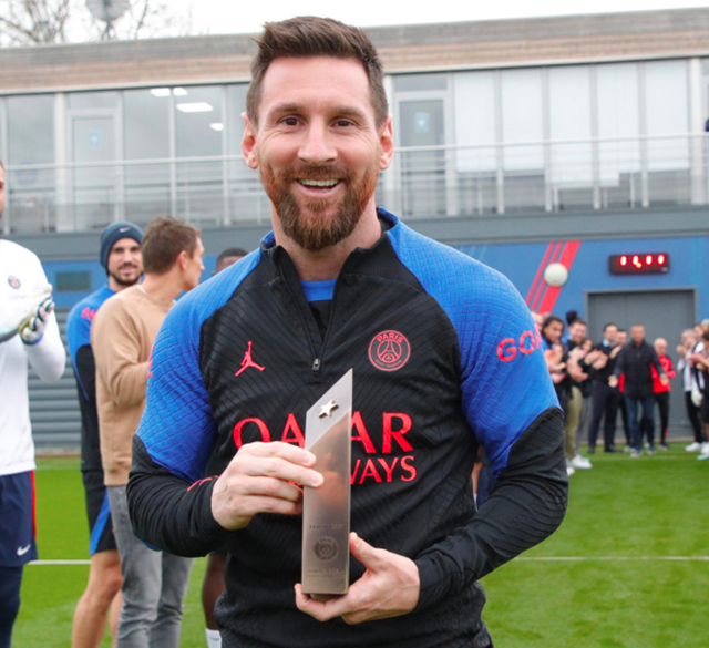 致敬冠军!梅西回归,巴黎列队鼓掌+送奖杯,球王笑开花休闲区蓝鸢梦想 - Www.slyday.coM 致敬冠军!梅西回归,巴黎列队鼓掌+送奖杯,球王笑开花休闲区蓝鸢梦想 - Www.slyday.coM