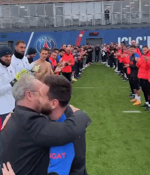 致敬冠军!梅西回归,巴黎列队鼓掌+送奖杯,球王笑开花休闲区蓝鸢梦想 - Www.slyday.coM 致敬冠军!梅西回归,巴黎列队鼓掌+送奖杯,球王笑开花休闲区蓝鸢梦想 - Www.slyday.coM