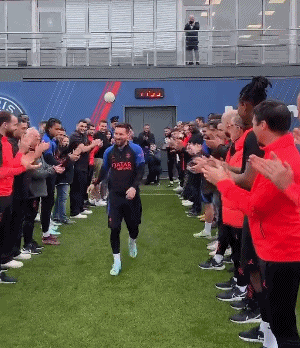 致敬冠军!梅西回归,巴黎列队鼓掌+送奖杯,球王笑开花休闲区蓝鸢梦想 - Www.slyday.coM 致敬冠军!梅西回归,巴黎列队鼓掌+送奖杯,球王笑开花休闲区蓝鸢梦想 - Www.slyday.coM