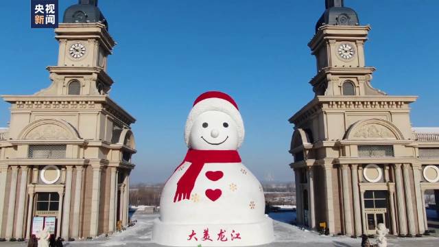 哈尔滨又见18米高大雪人