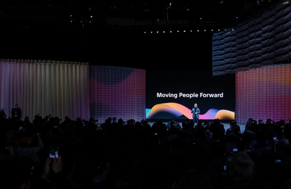 ▲索尼集團公司董事長、總裁兼首席執(zhí)行官吉田憲一郎登臺發(fā)言/圖源 索尼