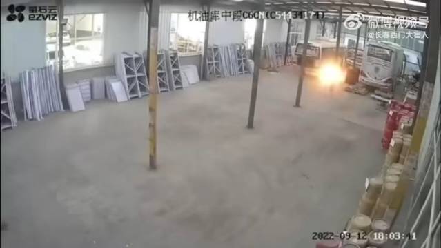 监控一幕！长春一新能源客车在服务站自燃！厂家没给一个说法！
