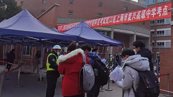 考生们排队入场,参加2023年上海春考首场语文考试。澎湃新闻记者 韩晓蓉 图
