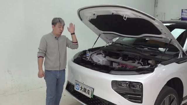 小鹏G9的防撞梁前铝合金，后单层钢板，显得有些虎头蛇尾……