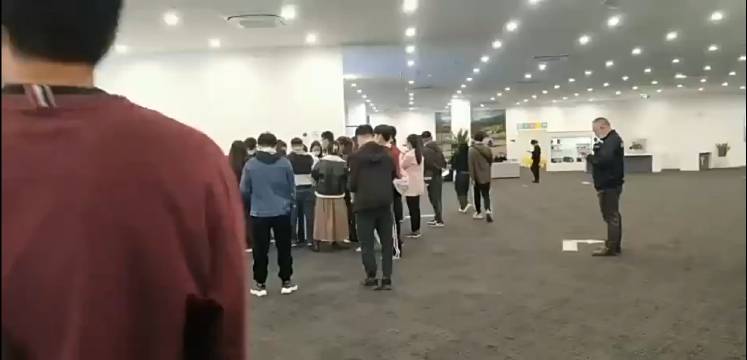 订单太多，特斯拉不让下单了，还有好多没下订的在门口不肯走……