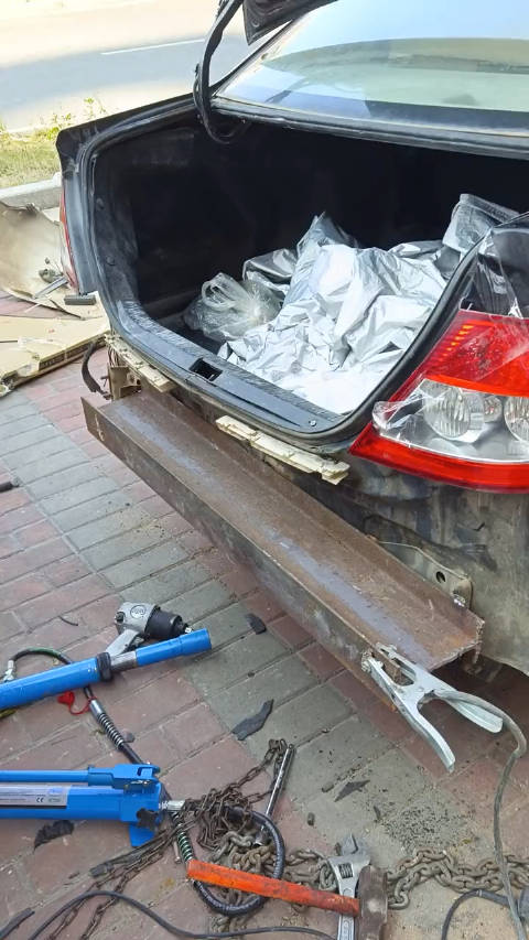 这防撞梁确实防撞，就是吧，车怼没防撞梁还在……