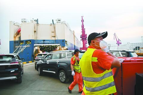 2022年1-11月中国与非洲国家进出口额同比增15.3%。图为青岛港装载运往非洲的汽车。 (视觉中国)