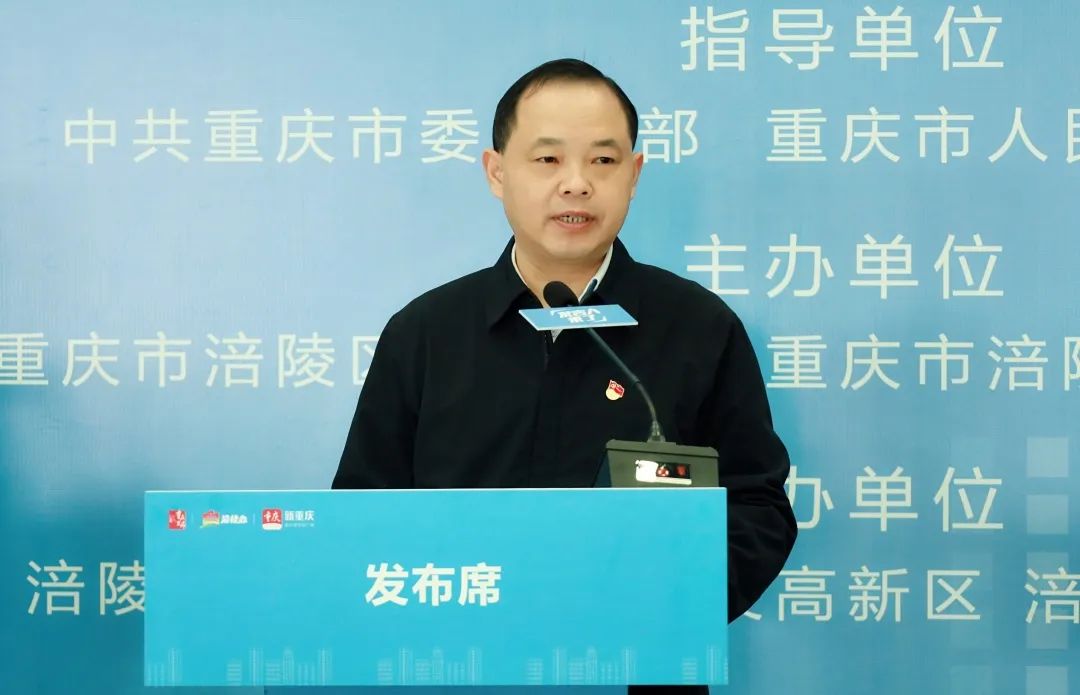 钟涛回答市民提问。华龙网-新重庆客户端记者 李黎 摄