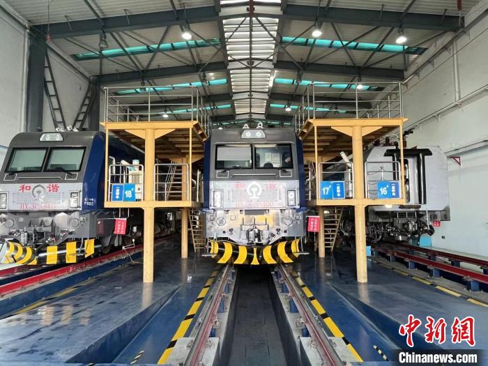 探访武汉大功率机车检修段：火车头的“4S店”
