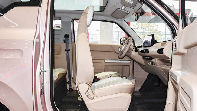 在本次车展上 吉利熊猫MINI也正式上市……