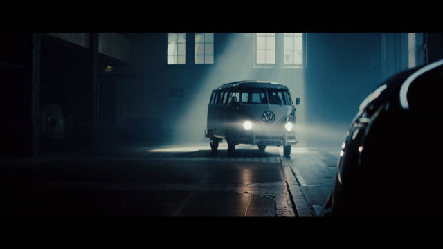 苏格兰演员伊万·麦格雷戈出演的大众ID.buzz