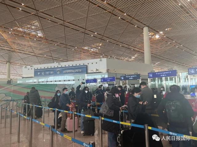 旅客们在排队办理入境手续。张矜若摄