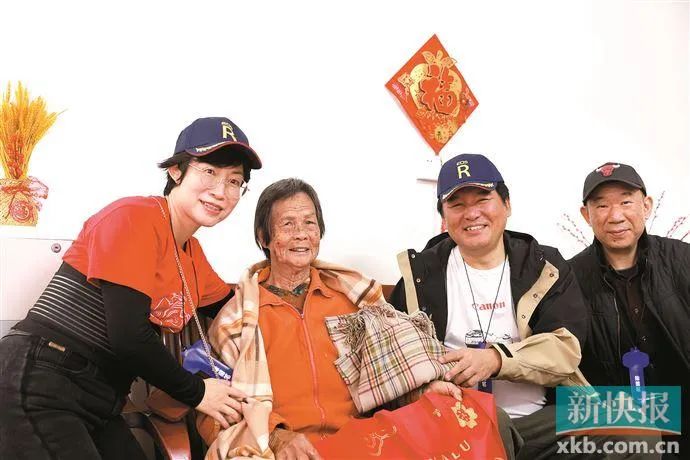 羊城晚报报业集团编委会专职编委许志权（右一）一行进村探望85岁的徐彩娟老人。