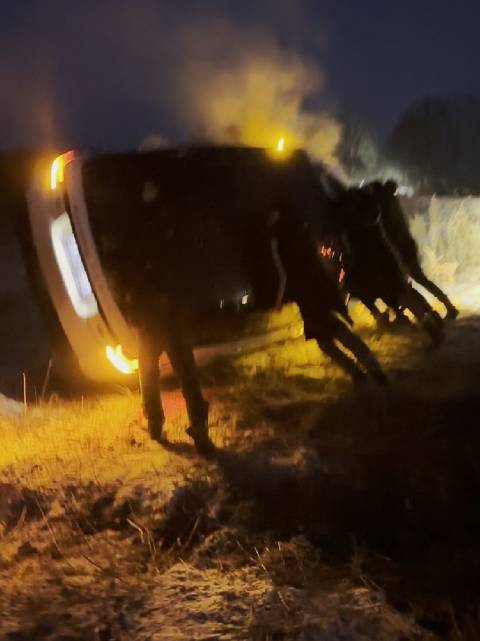 我司广告团队外拍途中刚刚救援了一辆翻车的大路虎……