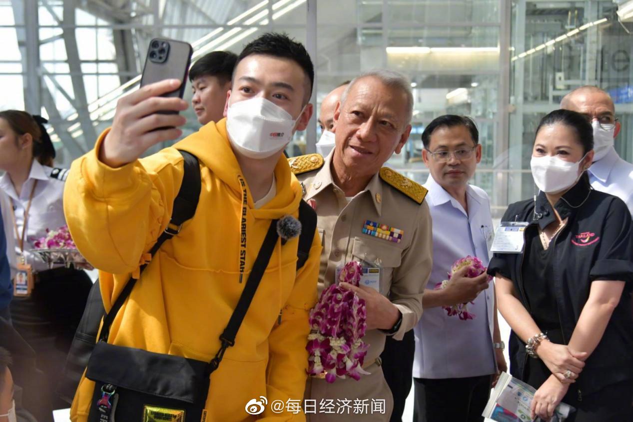 韩媒报道中国游客在泰国享受国宾待遇 :副总理迎接 感觉像明星休闲区蓝鸢梦想 - Www.slyday.coM 韩媒报道中国游客在泰国享受国宾待遇 :副总理迎接 感觉像明星休闲区蓝鸢梦想 - Www.slyday.coM