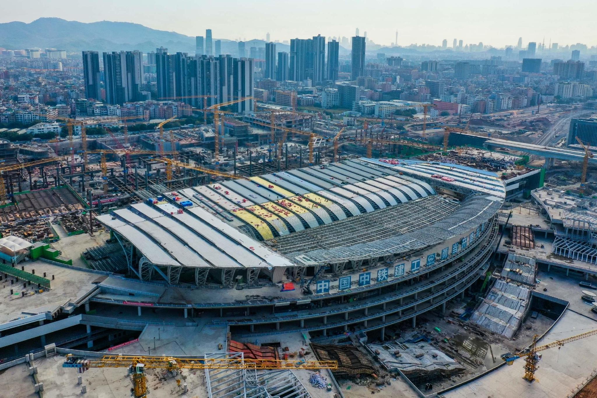 ▲广州白云火车站项目一期金属屋面和二期主体结构建设现场（无人机照片，2022年12月27日）。图/新华社