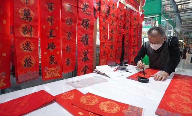 手写春联可以“个性定制”，受到不少人的欢迎