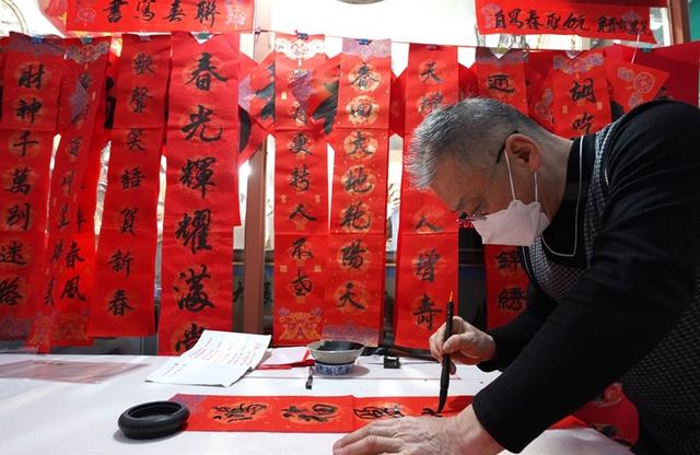 手写春联可以“个性定制”，受到不少人的欢迎