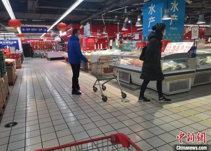 在家乐福超市,有顾客在寻找能使用购物卡的商品。