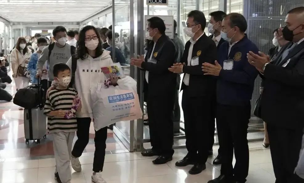 去泰国的中国游客被副总理亲自欢迎,去韩国的则被军警关大通铺休闲区蓝鸢梦想 - Www.slyday.coM 去泰国的中国游客被副总理亲自欢迎,去韩国的则被军警关大通铺休闲区蓝鸢梦想 - Www.slyday.coM