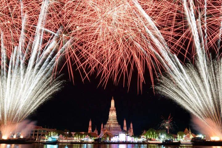 ▲这是2023年1月1日在泰国曼谷郑王庙上空拍摄的新年烟花。新华社发(拉亨 摄)