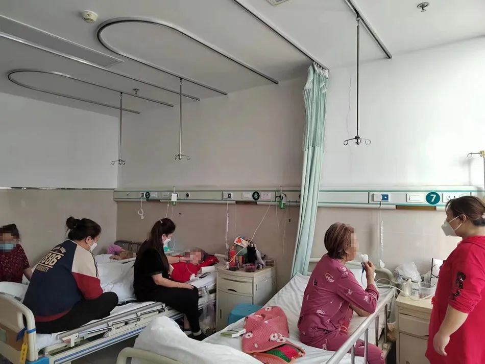 病房里患者雾化治疗 本文图片均为受访者提供